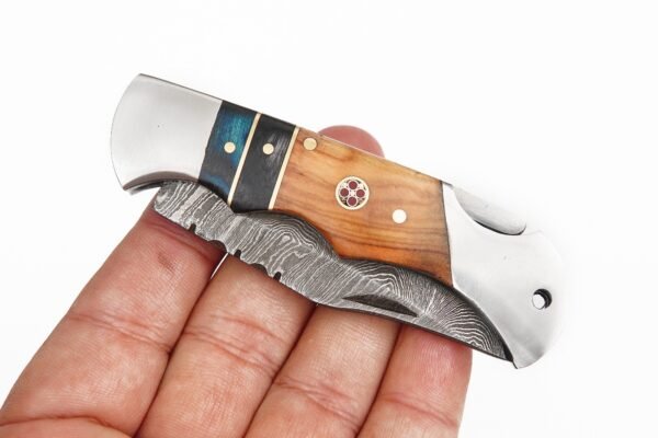 Pocket knife with folding razor sharp blade and leataher sheath